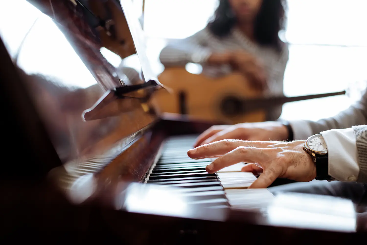 Pianista flamenco interpretando en concierto