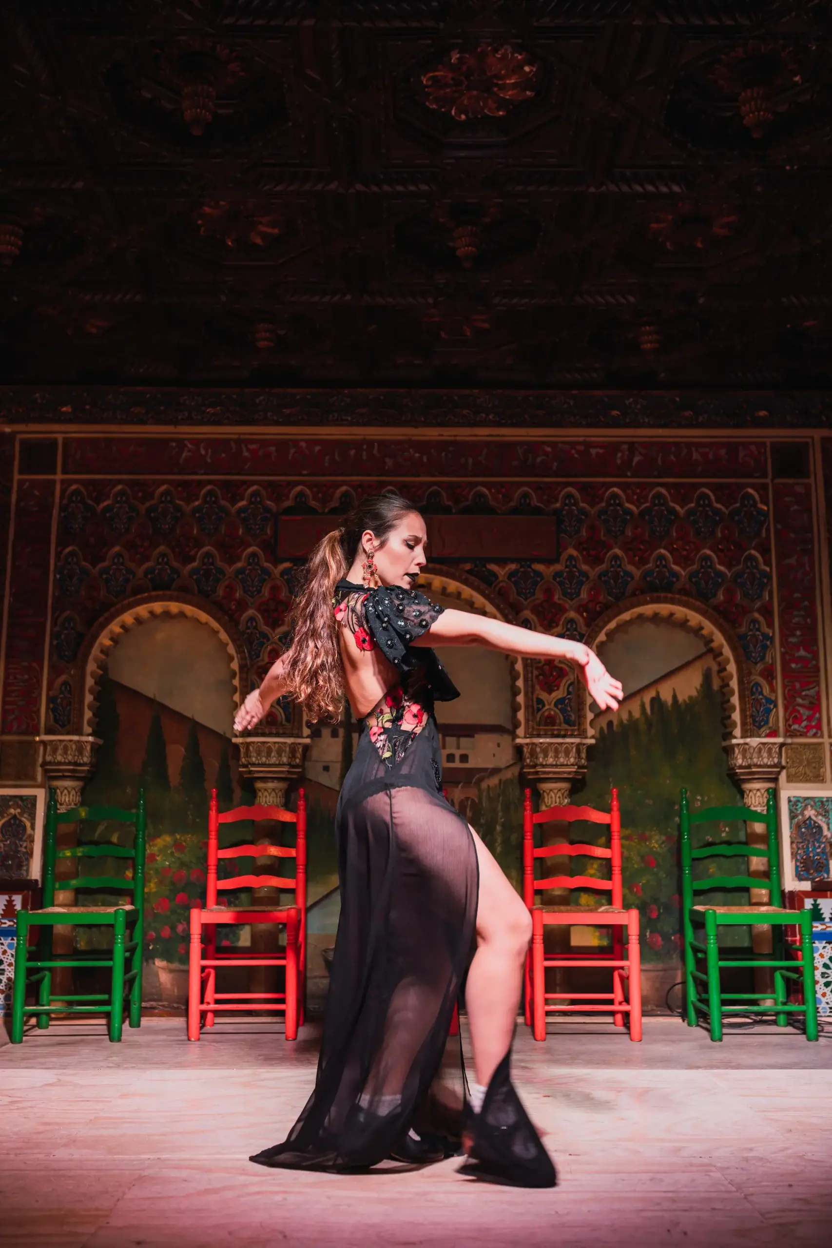 Bailaor flamenco ejecutando zapateado en escena